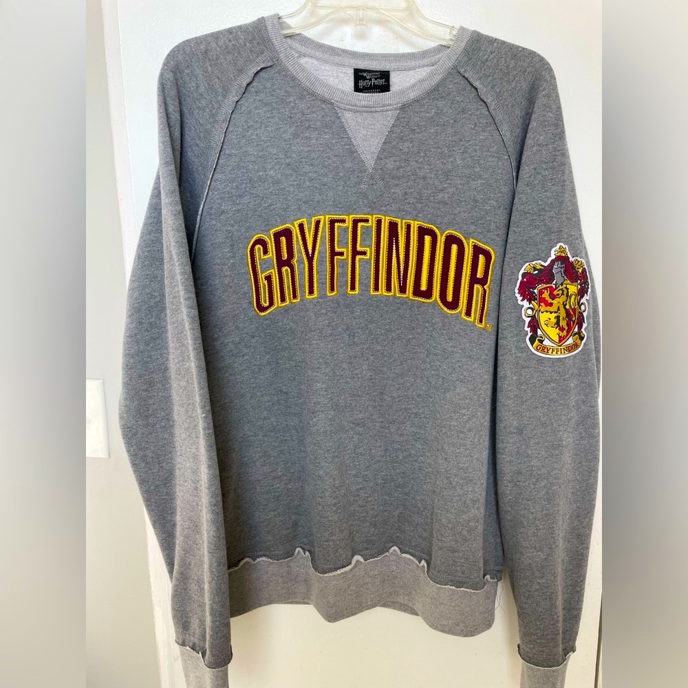 *Harry Potter* Women’s Gryffindor Sweatshirt + Tie